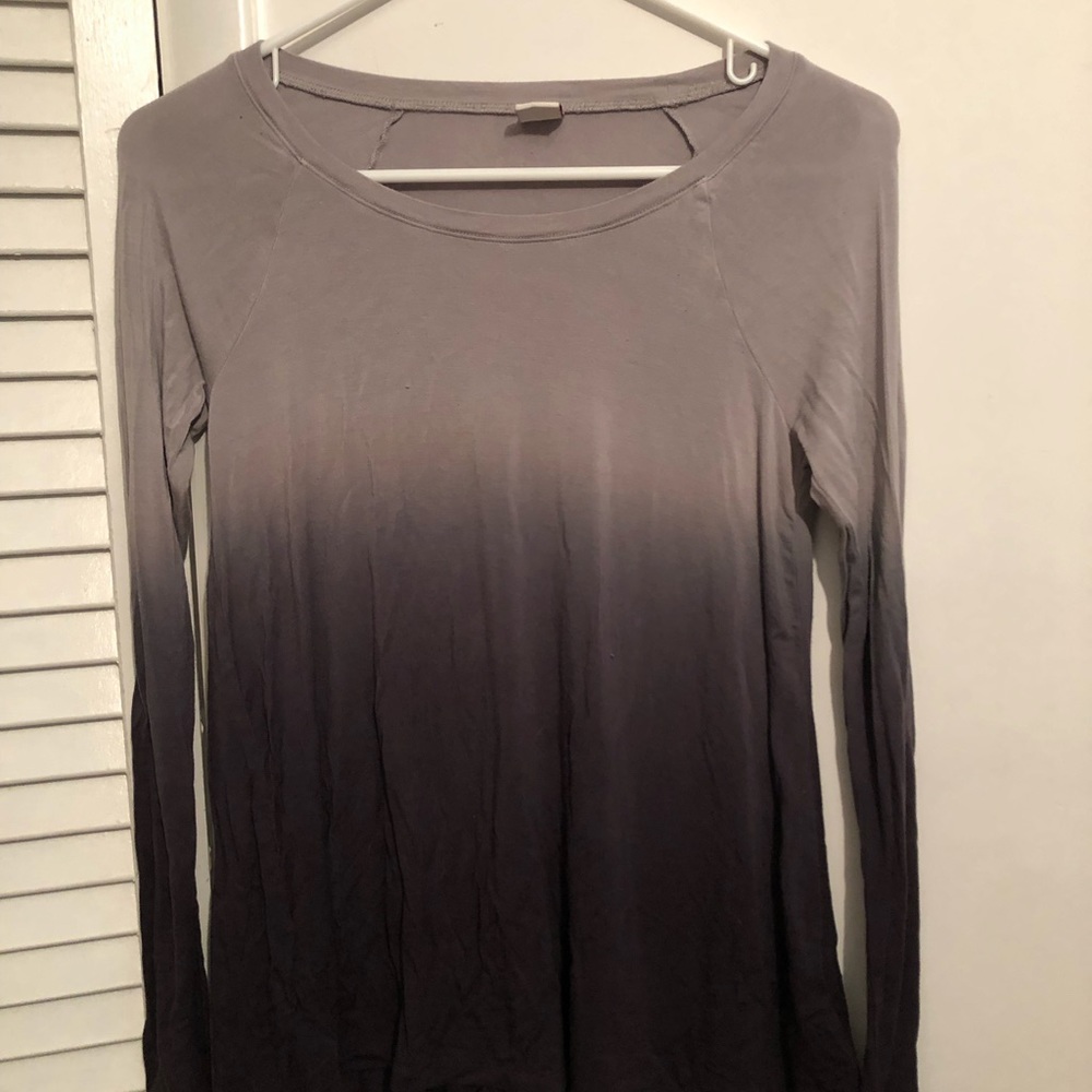 ombré grey long sleeve shirt. thin material !
